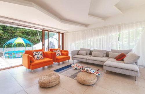 Neyyattinkara Villa | Hossana Modern Wedge Villa