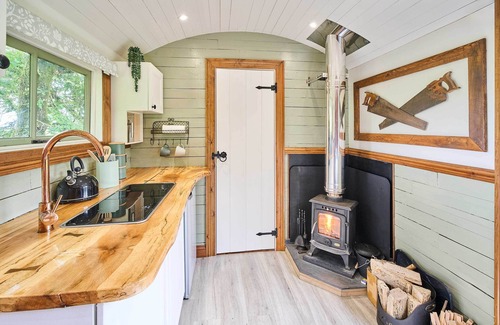 Bideford Cabin | Host & Stay | Dipple Farm Shepherds Hut