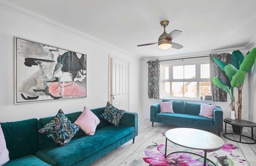 Launceston House | Host Stay Snowdrop Crescent I