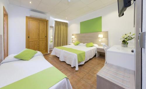 Sant Antoni de Portmany Hotel | Hostal Adelino