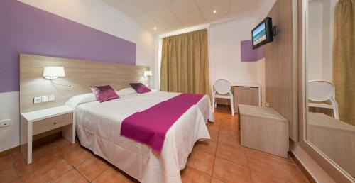 Sant Antoni de Portmany Hotel | Hostal Adelino
