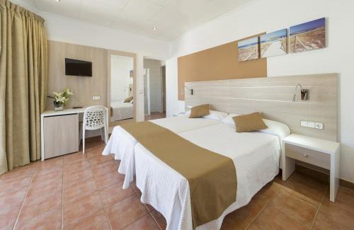 Sant Antoni de Portmany Hotel | Hostal Adelino