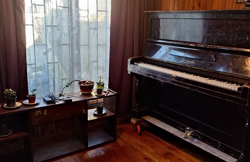 Valdivia House | Hostal Lila, Casa Entera por 8+ Con Jardin y Estacionamiento
