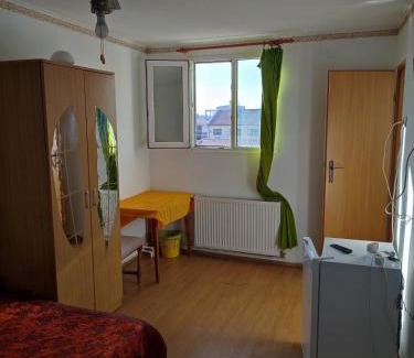 Constanta House | Hostel EMY Camere cu baie proprie aproape de plaja 3 Papuci