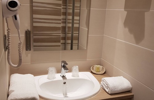 Laval Hotel | Hostellerie a la Bonne Auberge