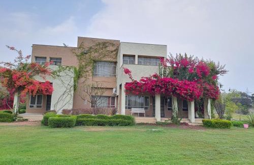Faridabad House | Hostie Jacranda-3BHK Farm House 40Mins from Gurgaon-Delhi