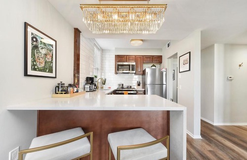 Mount Washington Apartment | HostWise Stays - Grandview Balcony with Stunning Skyline Views