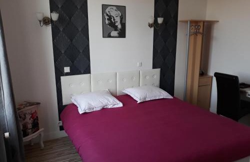 Sainte-Gauburge-Sainte-Colombe Hotel | Hotel De La Gare