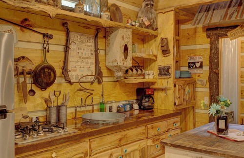 Hot Springs Cabin | Hot Sprang's Hillbilly Hiltin at Fox Pass Cabins - Private Hot tub!
