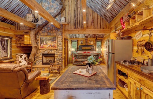 Hot Springs Cabin | Hot Sprang's Hillbilly Hiltin at Fox Pass Cabins - Private Hot tub!
