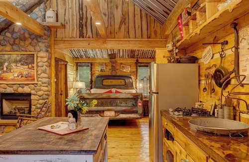 Hot Springs Cabin | Hot Sprang's Hillbilly Hiltin at Fox Pass Cabins - Private Hot tub!