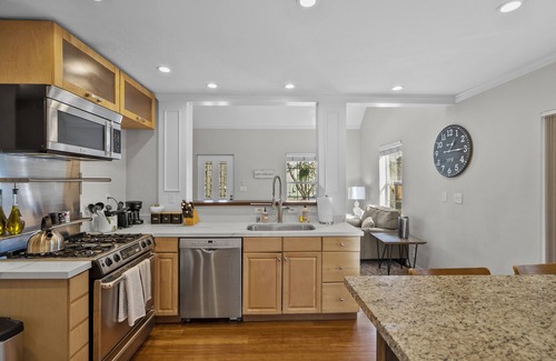 Napa House | Hot Tub | 2 Bed | 2 Bath | Downtown Napa Escape