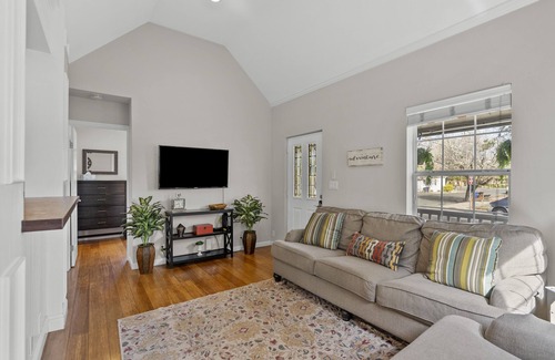 Napa House | Hot Tub | 2 Bed | 2 Bath | Downtown Napa Escape