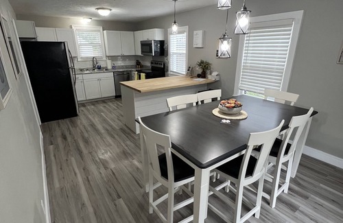 South Bend House | Hot Tub, 3 🚿, Firepit, Walk 2 ND, AppleTV/Music