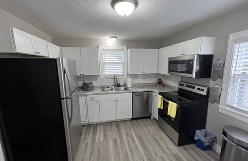 South Bend House | Hot Tub, 3 🚿, Firepit, Walk 2 ND, AppleTV/Music