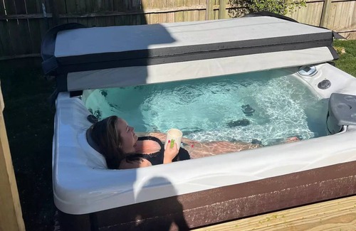 South Bend House | Hot Tub, 3 🚿, Firepit, Walk 2 ND, AppleTV/Music
