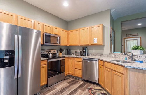Tannersville House | HOT TUB | 4 Min Dr to Camelbeach