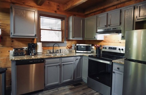 Gatlinburg - Pigeon Forge Cabin | Hot Tub* 9 Miles to Great Smoky Mtn National Park