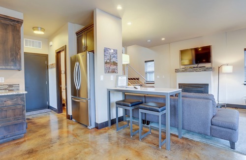 River West House | Hot Tub, A/C - short walk to Galveston, Newport Ave & Downtown