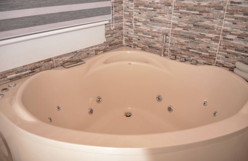 Castropol Apartment | Hot tub, AC 1 bedroom Calle 8 3 blocks from Lleras. Apt 303