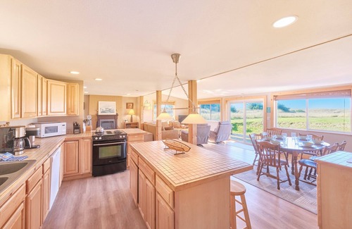 Ocean Park House | Hot Tub, Amazing Views, Ocean Front, Pets OK (Serenity)