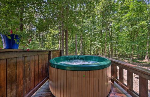 Broken Bow House | Hot Tub and Deck Broken Bow Azalea House