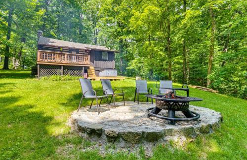 Nineveh House | Hot Tub and Deck Cabin Hideaway in Brown County