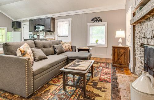 Nineveh House | Hot Tub and Deck Cabin Hideaway in Brown County