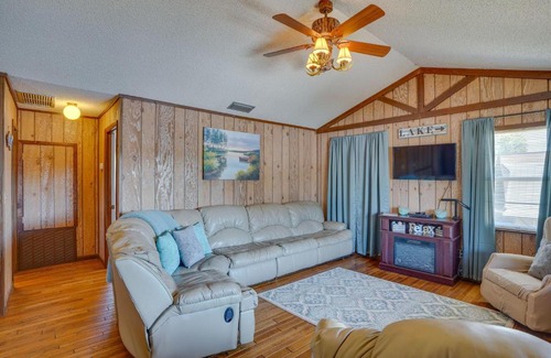 Fedhaven House | Hot Tub and Dock Access Lake Hatchineha Getaway!