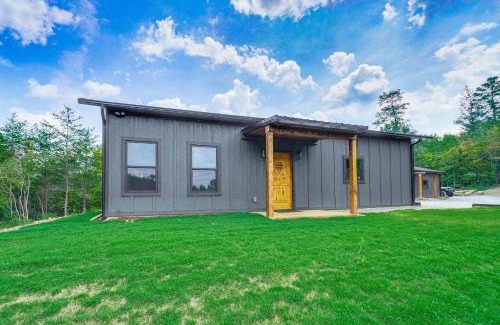 Unaka House | Hot Tub and Mtn Views Pet-Friendly Englewood Cabin