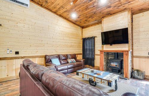 Unaka House | Hot Tub and Mtn Views Pet-Friendly Englewood Cabin