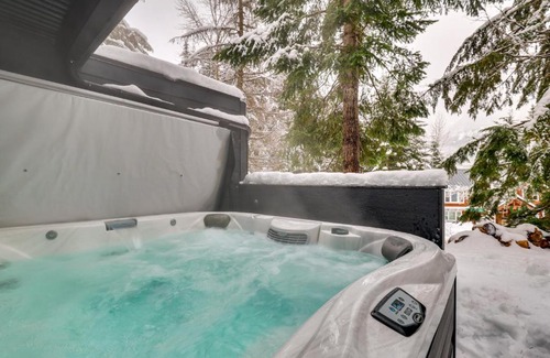 Hyak House | Hot Tub and Sauna Mountain Living at Hyak Cabin!