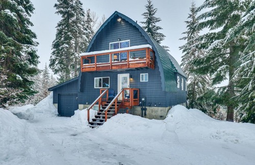 Hyak House | Hot Tub and Sauna Mountain Living at Hyak Cabin!