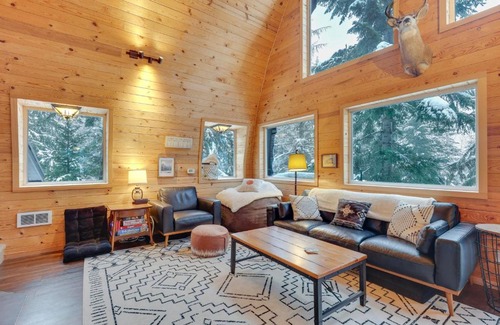 Hyak House | Hot Tub and Sauna Mountain Living at Hyak Cabin!