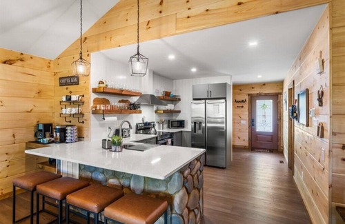Gatlinburg Cabin | Hot Tub, Arcade, Legotable, Bunkbed! Jan-Feb:Book 4 nights get 1 night FREE!