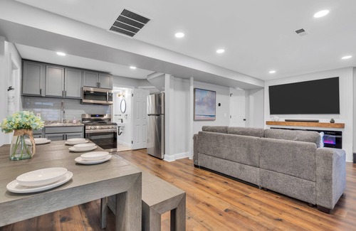 Seaside Heights Apartment | Hot Tub. Arcade Room. King Bed+ 2 Full Size Beds w/linens+towels provided.