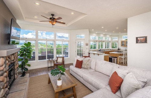 Cool House | Hot Tub - BBQ - Pool Table - Mountain View - Close to Wedding Venues