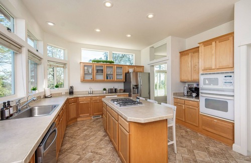Cool House | Hot Tub - BBQ - Pool Table - Mountain View - Close to Wedding Venues