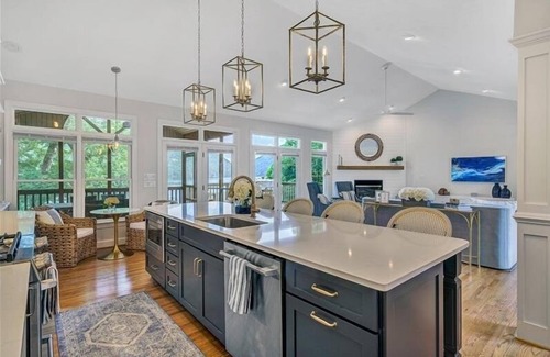 Huddleston House | Hot Tub! Beautiful Mountain Views! Wifi! Come Visit "Off the Bow"!