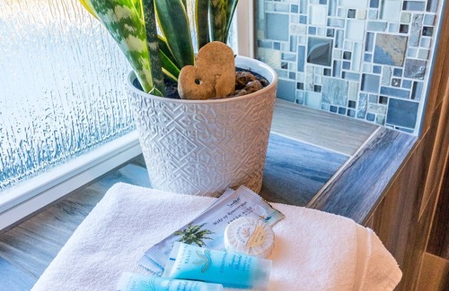 Cotter Apartment | HOT TUB!! Beautifully renovated property with large private HOT TUB!!