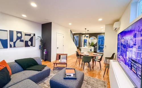 North Beacon Hill Apartment | Hot Tub - Best Views - Near Stadiums!
