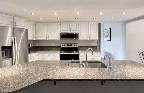 East Wenatchee House | Hot tub + Bright and spacious home + 20 min to Ski —> Sleeps 13!