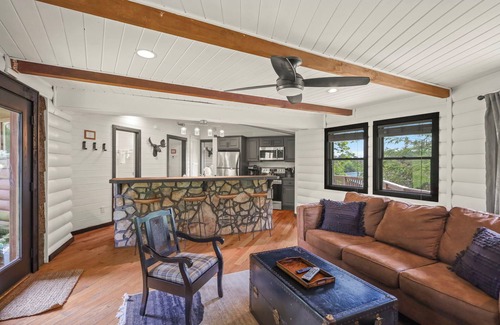 Boone Cabin | Hot tub! Bunks! Fireplace! Close to Downtown Boone and Skiing! Dog Friendly!