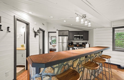 Boone Cabin | Hot tub! Bunks! Fireplace! Close to Downtown Boone and Skiing! Dog Friendly!