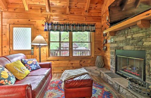 Gatlinburg Apartment | Hot Tub Chance for Romance Gatlinburg Cabin