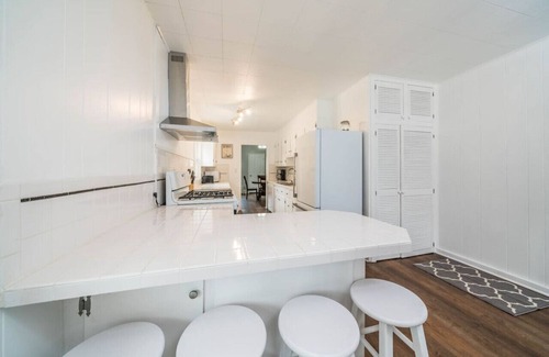 South Haven House | Hot Tub, close to downtown, sleeps 7