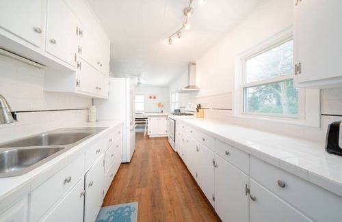 South Haven House | Hot Tub, close to downtown, sleeps 7