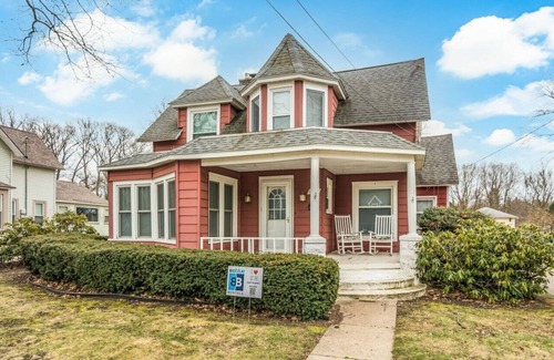 South Haven House | Hot Tub, close to downtown, sleeps 7