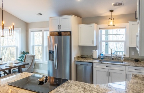 Beech Mountain Cabin | Hot Tub, Cozy, Central Air and Heat, 5 minutes to the Ski Resort! Yes, Deer!