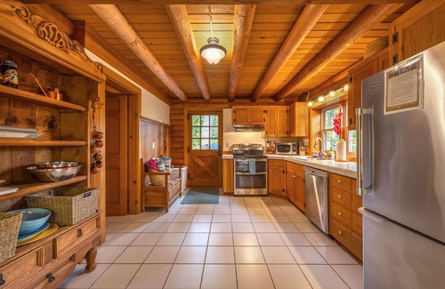Hood River Cabin | Hot Tub! Cozy Log Cabin, Perfect Hood River Getaway!